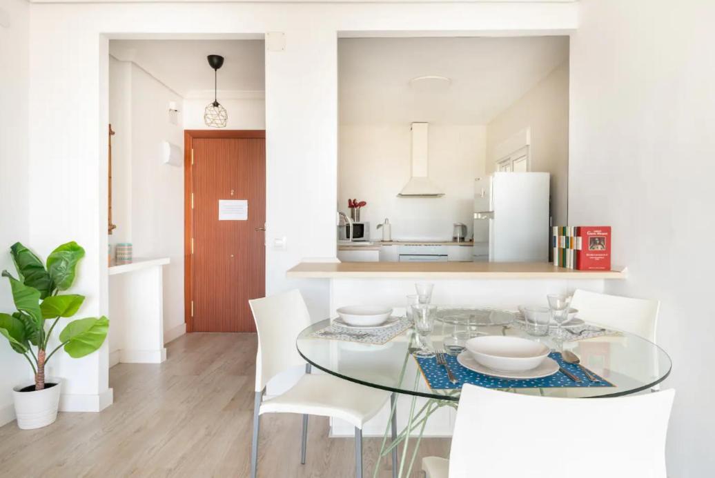 Amplio Con 4 Y 2 Banos - Great With 4 - 2 Baths Sevilla