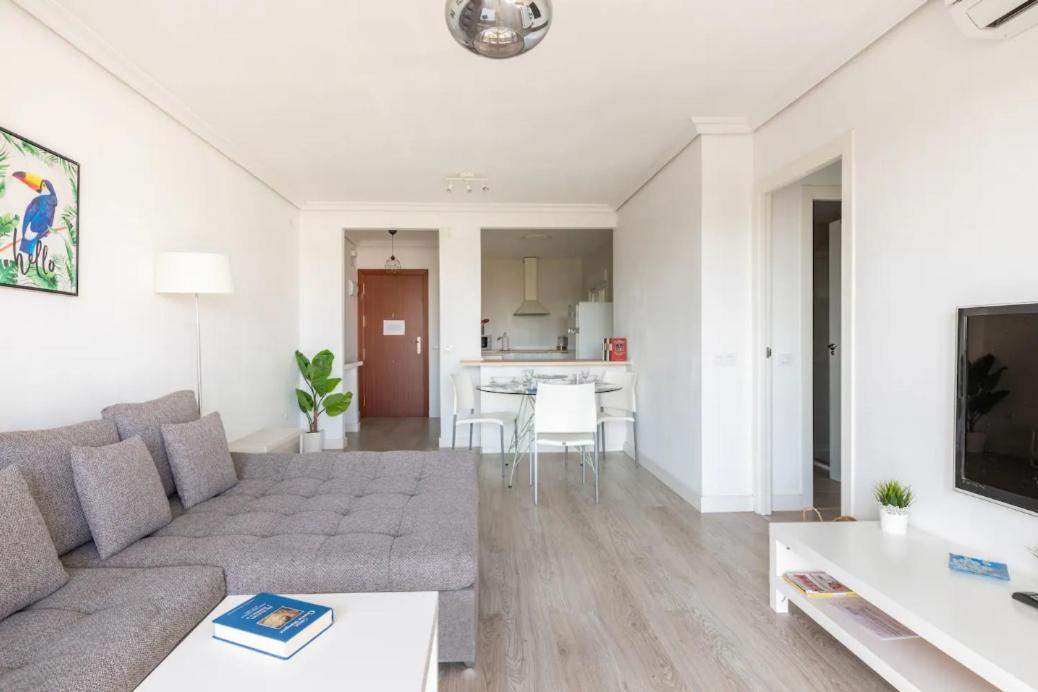 Amplio Con 4 Y 2 Banos - Great With 4 - 2 Baths Sevilla