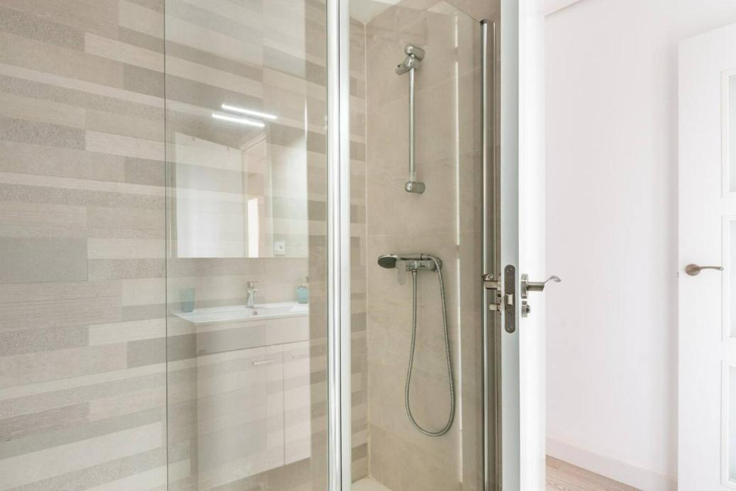 Amplio Con 4 Y 2 Banos - Great With 4 - 2 Baths * Sevilla