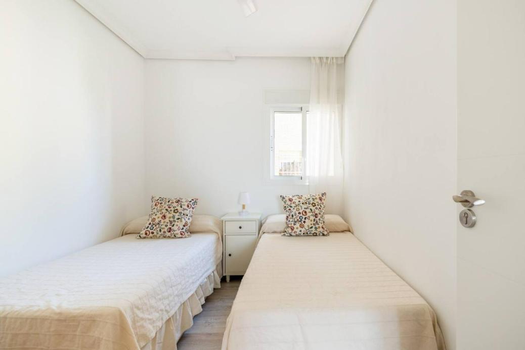 Amplio Con 4 Y 2 Banos - Great With 4 - 2 Baths Sevilla